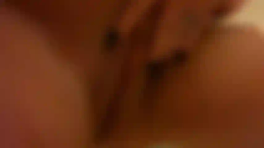 Mi schiaffeggio la figa in un pubblico sporco.