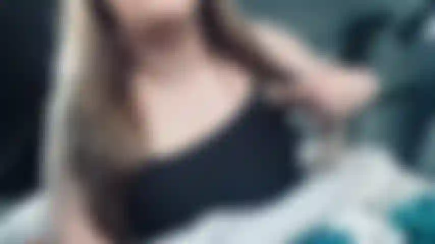 Mi scopo in un parcheggio pubblico, ero troppo arrapata e non vedevo l'ora.