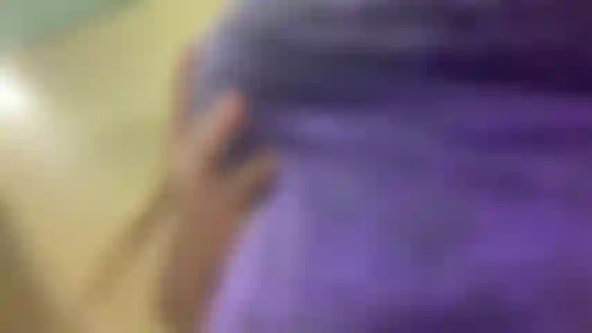 Mi tocco in un bagno pubblico.