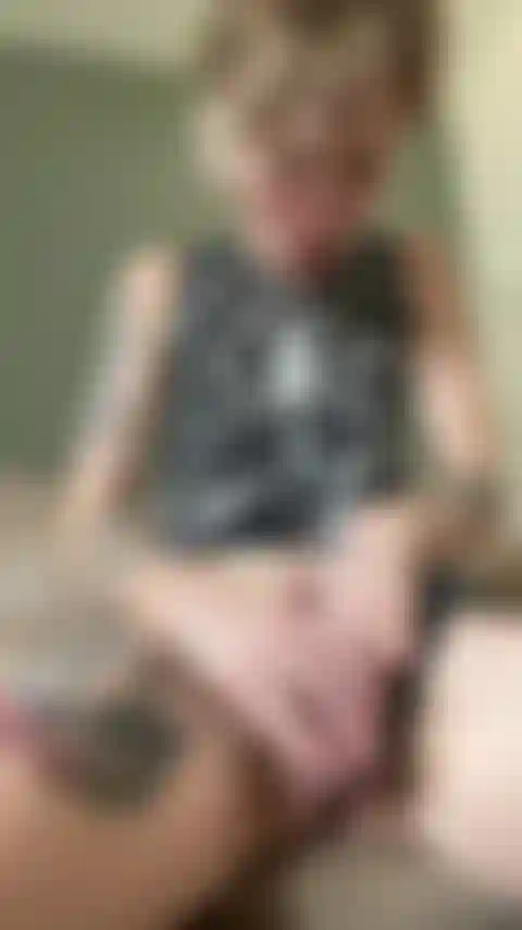 Ho l'orgasmo del vibratore a ventosa.