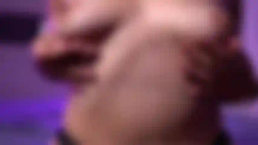 Gioco con le mie tette e succhio i miei capezzoli.