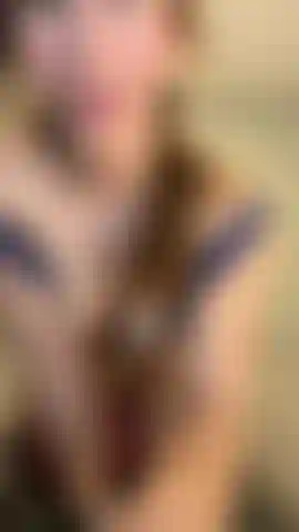 Gioco con il dildo che succhia la figa.