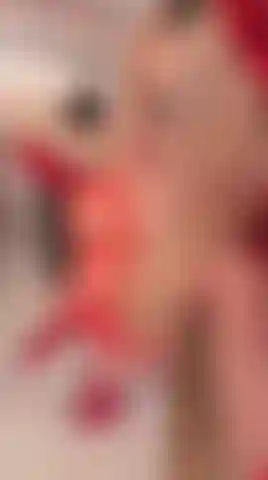 La diabolica halloween slutty barbi bentley mostra il suo costume di halloween e si scopa con esso. Uno show molto hot con dildo e parole sporche.