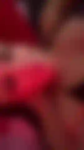 Una sgualdrina bonde che gioca con la sua figa succosa.