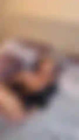 Mi sfilo la veste e mi strofino dappertutto prima che tu ti unisca a me.