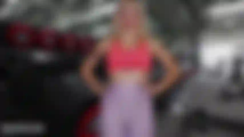 Negazione della figa con pantaloni da yoga.