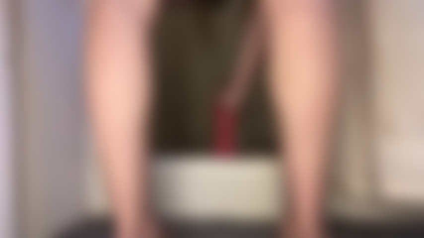 Che cavalca un dildo anale.