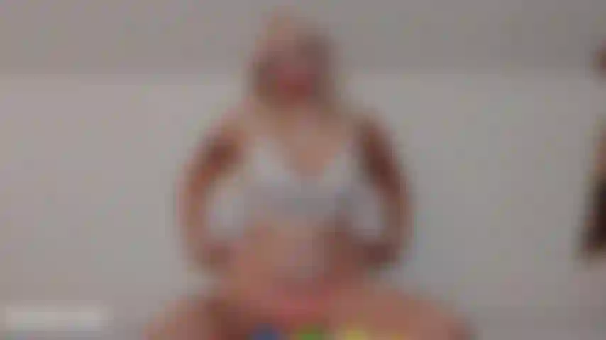 Torta di compleanno spaccata.