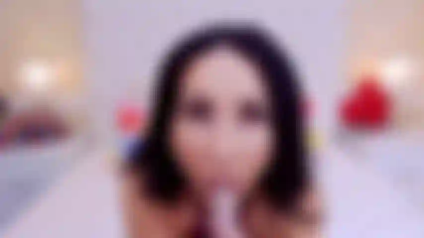 Una bruna dai grossi seni che ti fa impazzire.