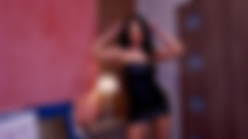 Feticista dei piedi e provocatrice.