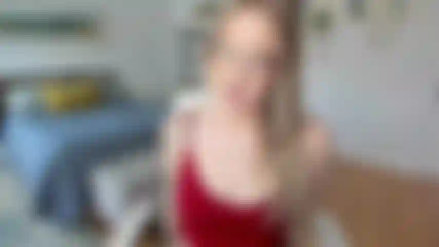 Una ragazza timida che vuole provare il sesso tramite video chat.