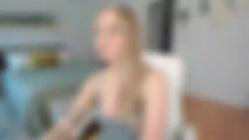 Una stronza per le tette della cognata.