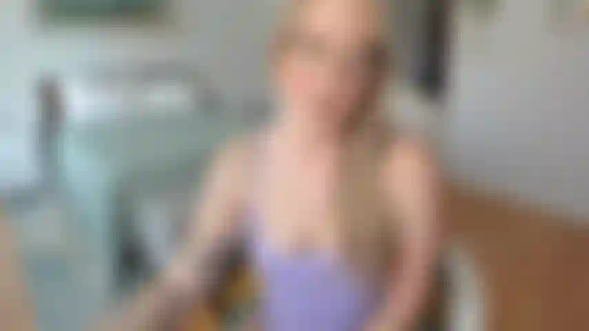 La sorellastra ti tenta con la figa.