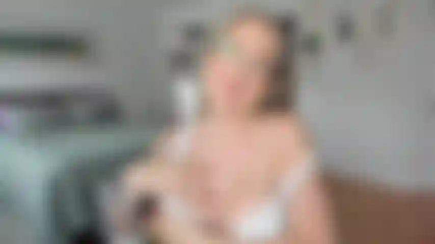 Vieni sulle mie tette e sulla mia faccia.