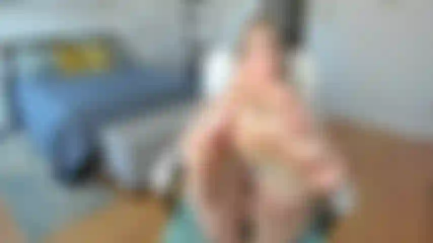 Sperma sulle dita dei piedi e sulla figa.