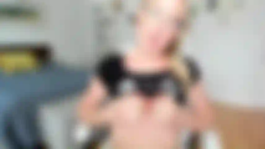 Mi assaporo dopo aver sborrato sul mio dildo.