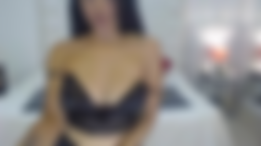 Incontro intimo: la corsa passionale di una donna nuda con un dispositivo del piacere.