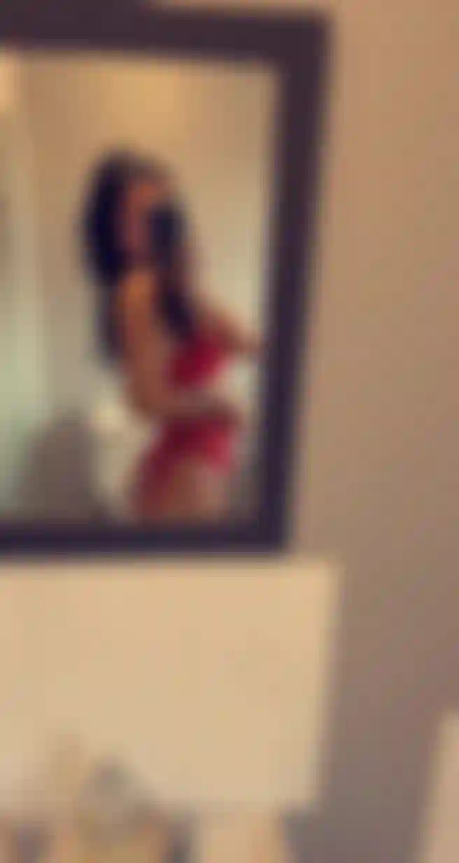 Vista del corpo intero in lingerie di pizzo rossa, include il viso x.