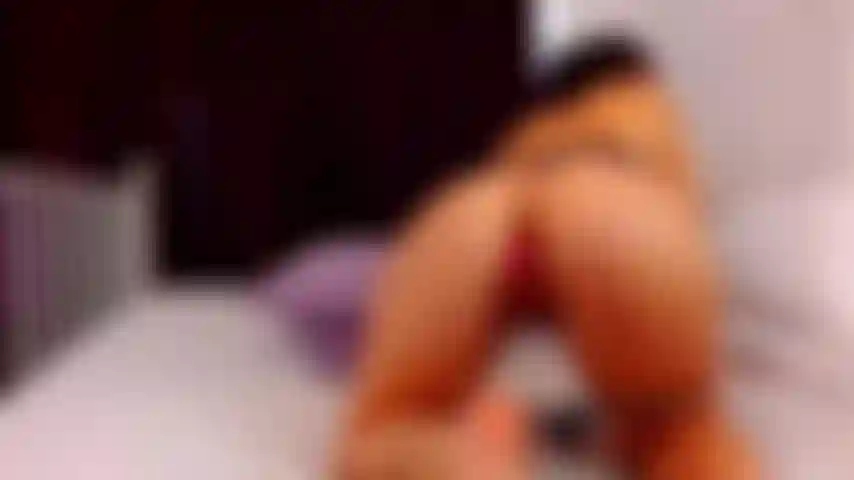 Bellarey si strofina la fica e si fa un ditalino. Guarda la sua dolce figa in attesa del tuo sperma caldo!