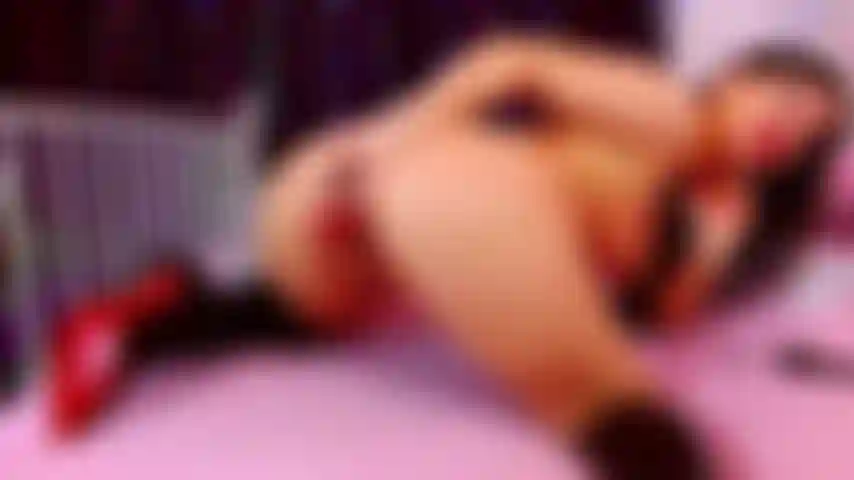 Bellarey con i suoi stivali di lattice che si scopa la figa selvaggiamente.