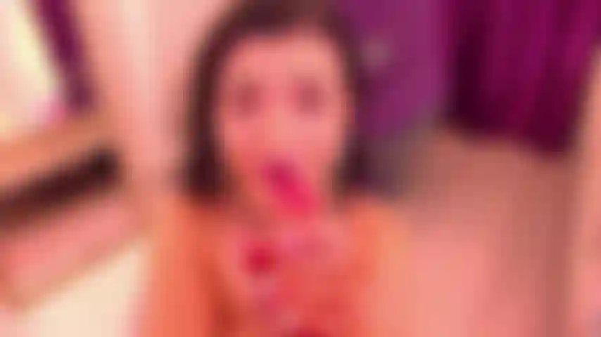 Il miglior pompino che puoi goderti con la studentessa cattiva bella.