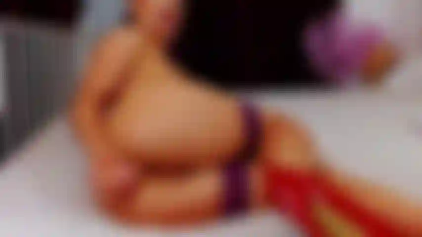 Bellarey le scopa il culo con forza con un grosso dildo.