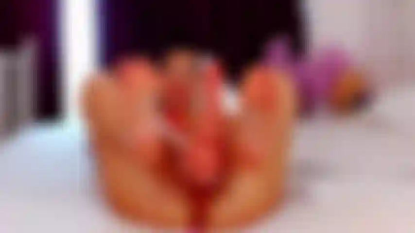 Bellarey ti masturba il cazzo con i suoi sexy piedi lisci e li unge!