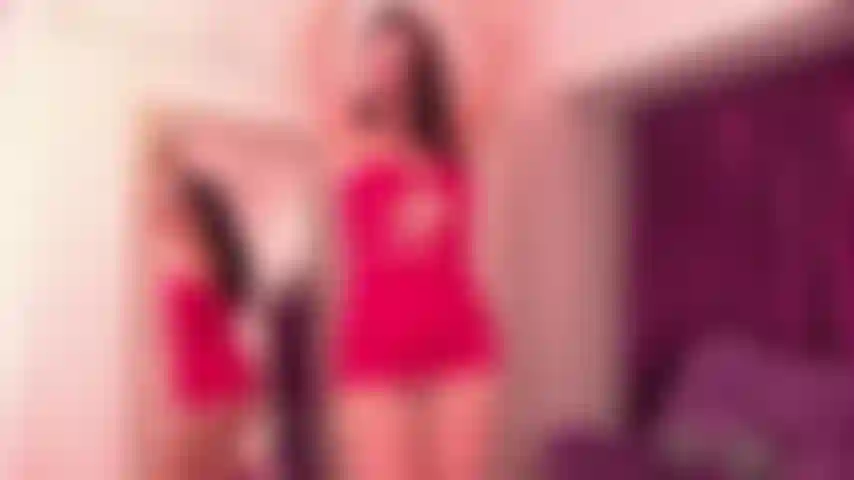 Calda e giocosa, la ragazza è cattiva e così sensuale!