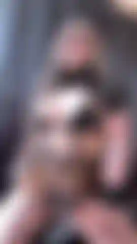 Il coniglietto di pelle si scatena e mostra il suo corpo.