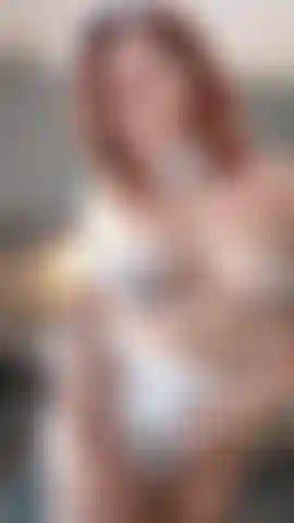 Cow girl bella (con calze al ginocchio) ti fa uno spogliarello sensuale.