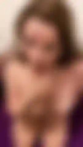 Nuda, mi succhio le dita, suoni sciatti, la bocca aperta ti aiuta a venire mentre mi accarezzi - Tinkabellaxx.