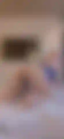 Il culo rimbalza sul letto.