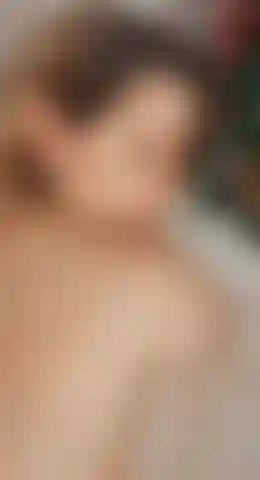 Pov nuda bella china sull'albero di natale. Tu le lucidi il culo con il tuo carico.