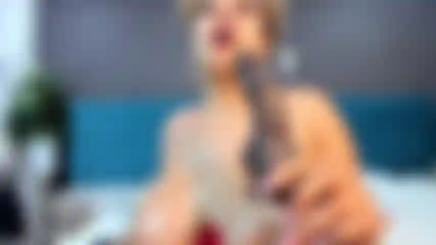 Molto sporca e sciatta, con un pompino profondo e sculacciate alle tette.