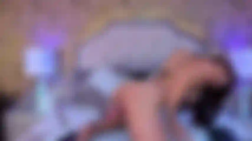 Lascia che i miei movimenti sexy ti conducano in un mondo dove esiste solo il piacere.