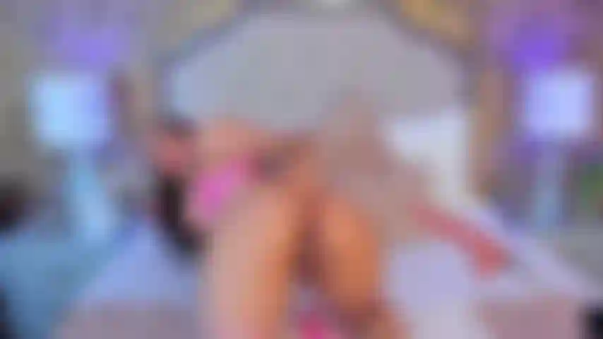 Questo culo caldo ti farà eccitare, infila il tuo cazzo dentro, non vorrai più smettere di scoparlo, so che ti è mancato, vieni ed esplodere in questo culo stretto.