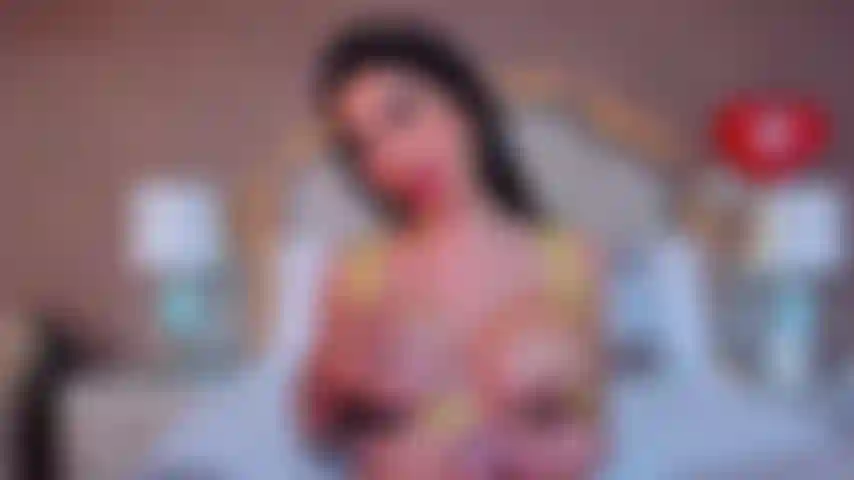 Adoro succhiarti i cazzi e coccolarli tra le mie tette succose mi fa arrapare.