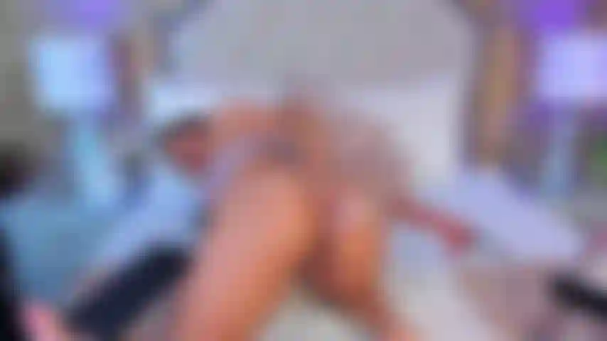 Vieni a guardarmi mentre mi spacco il culo pensando al tuo cazzo.