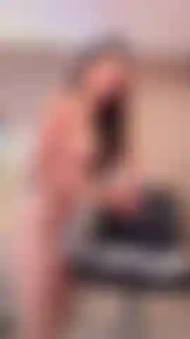 Guarda come mi arrapo quando mi scopa sulla nostra sedia preferita, adoro le posizioni che possiamo raggiungere e godiamo, che bello quando fai vibrare il mio giocattolo mentre sento anche il mio plug anale andare al ritmo del mio giocattolo .