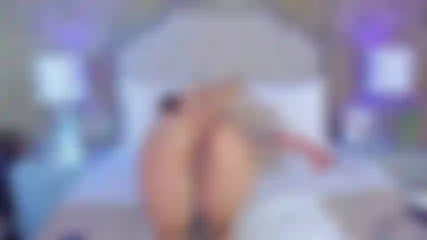 Il mio culo è così bagnato e aperto nella posizione del cagnolino, in attesa che tu lo riempia in profondità con il tuo duro cazzo fino a farlo tremare.