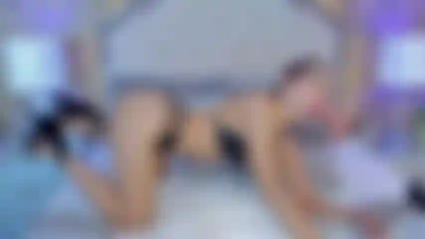 Ti piace come mi chino per succhiarti il ​​cazzo con questi tacchi così sexy, così sensuali e caldi che lo renderanno davvero duro e vorrai esplodere velocemente.