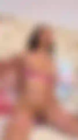 Le mie gambe tremano, la tua pelle contro la mia, e perdo il controllo mentre ti salto addosso.