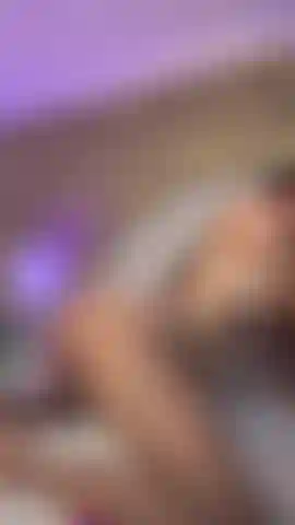 Mentre le vibrazioni della mia macchina sono al massimo, il mio culo caldo rimbalza su di essa, la sensazione che sto per esplodere renderà il tuo cazzo più duro... Prenderai il controllo o lascerai esplodere la mia figa.