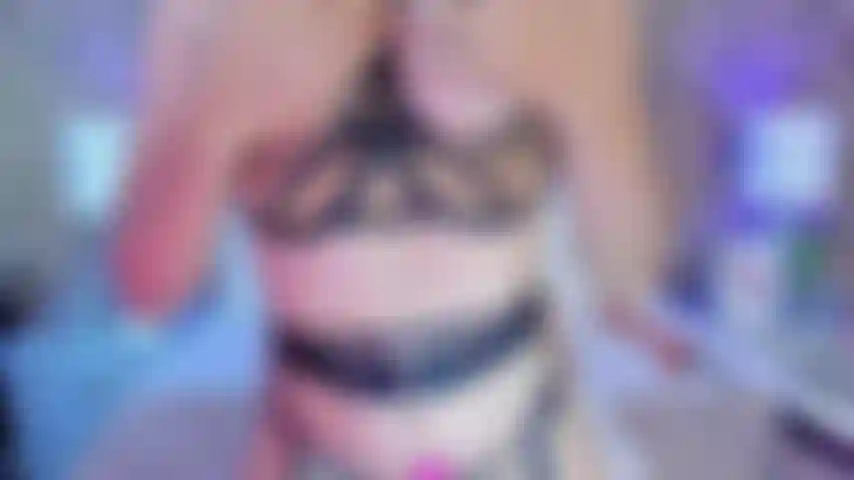 Comincerò a strofinare le mie tette contro di te, guardandoti mentre ti indurirai davvero tanto solo a sentirle e quando non ne potrai più la mia figa fradicia vorrà essere scopata finché non mi farai gemere di piacere.