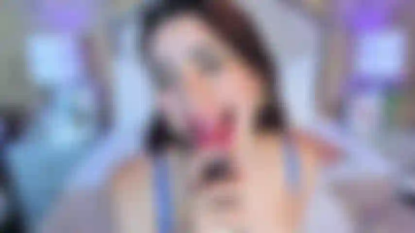 Le mie dolci labbra sul tuo cazzo, voglio sentirlo davvero forte così puoi scopare ed esplodere sulle mie grandi tette.