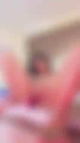 Ho la figa molto cremosa, la lecco e faccio arrapare il bambino.