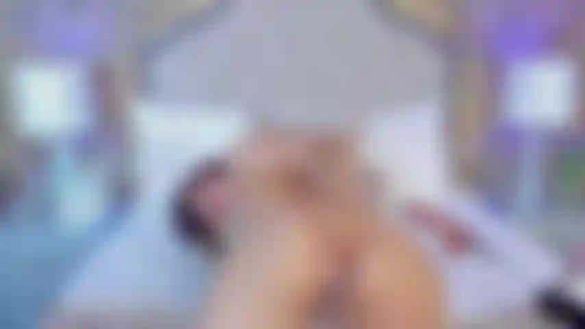 Con il culo aperto e le dita lubrificate in posizione da cagnolino, per sentire seppellire il tuo cazzo dentro, molto in profondità e senza limiti.