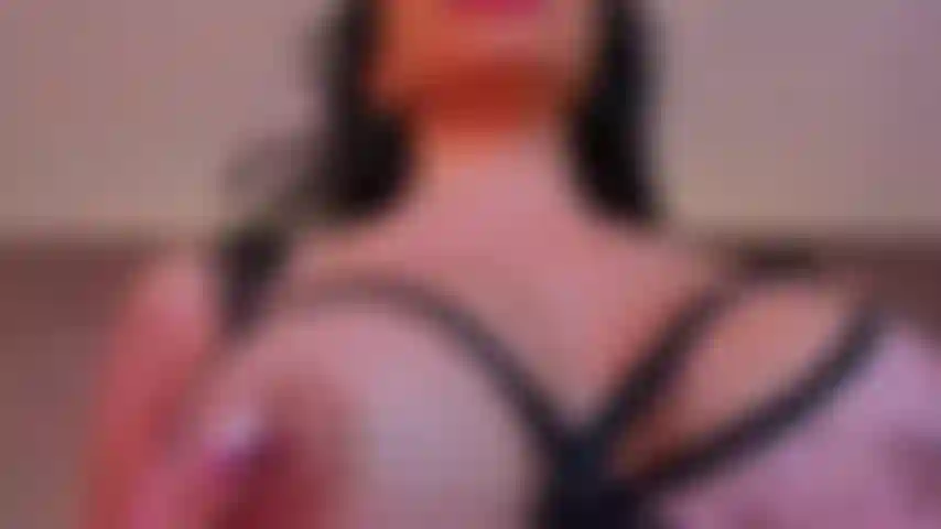 Sono in fiamme per il tuo cazzo, rendiamo oggi un momento unico mentre ti godi le parti più intime del mio corpo e mi implori sempre di più.