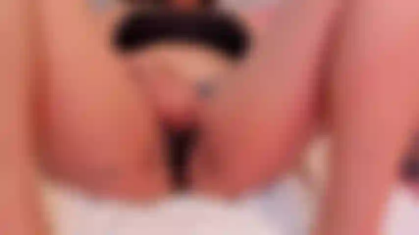 La mia figa è così bagnata e calda che ho bisogno di un cazzo come il tuo per raggiungere l'estasi.