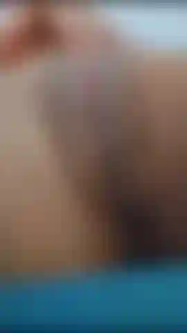 Mi accarezzo la figa così ricca che mi fa venire bisogno di un cazzo duro per scoparmi.